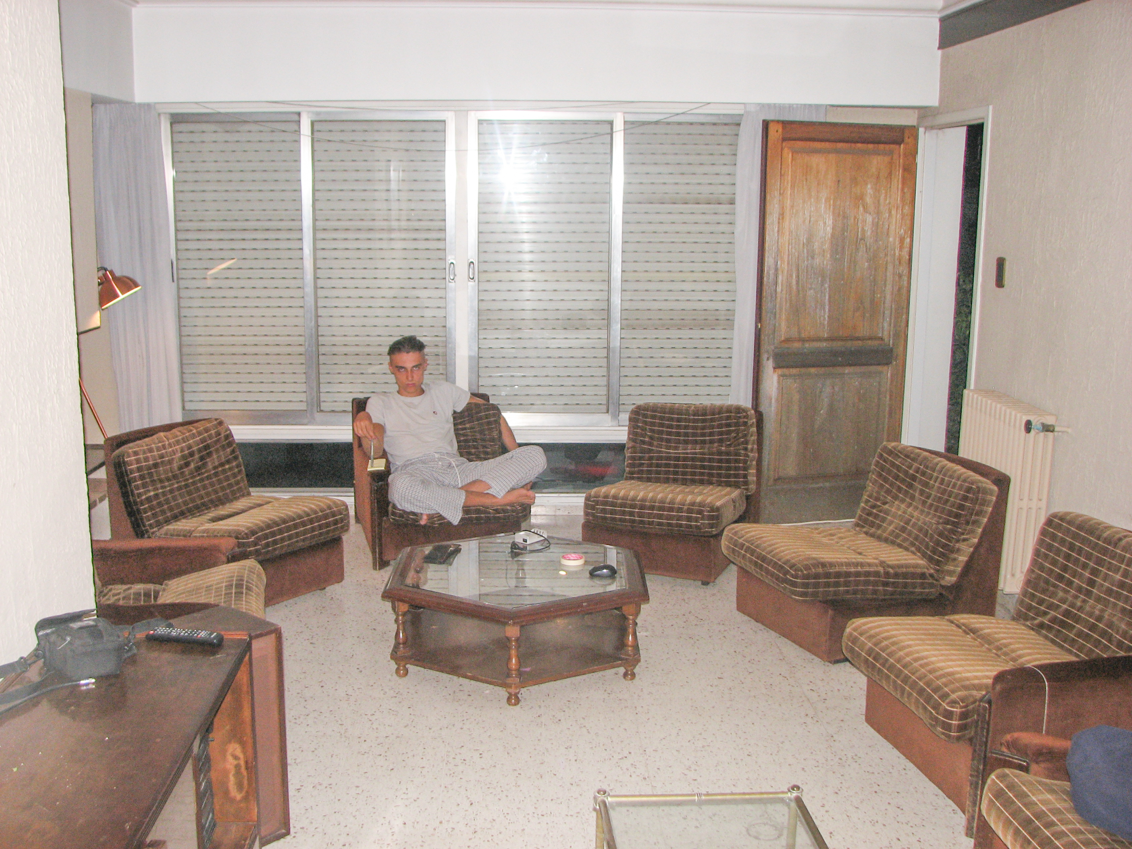 Valentín sentado en su casa